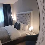 Tara Deluxe וארנה